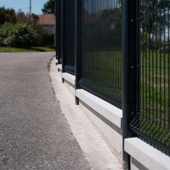 Dalle de soubassement béton avec 1/2 chaperon